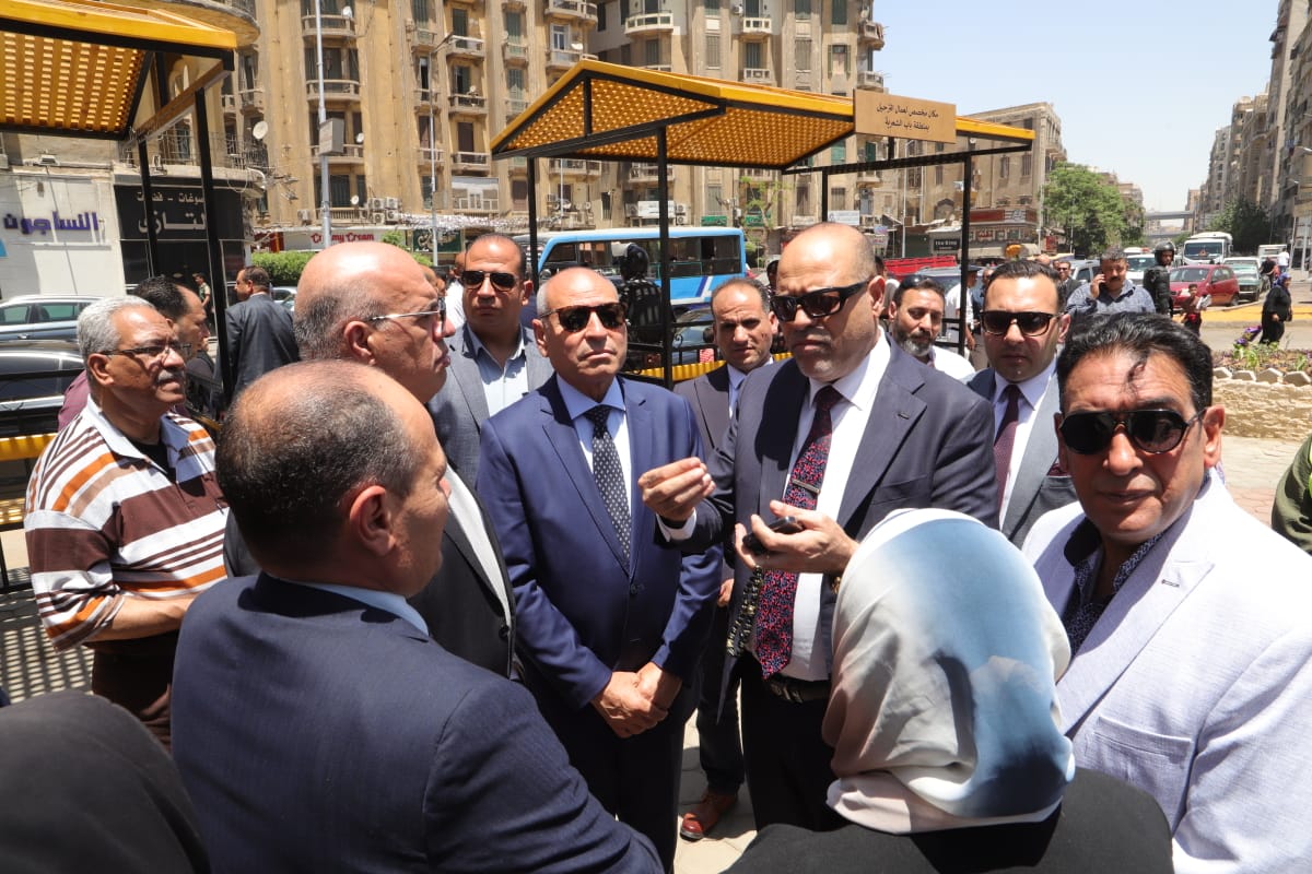 وزير العمل ومحافظ القاهرة يتفقدان أماكن انتظار لائقة لعمال التراحيل بباب الشعرية <br alt=