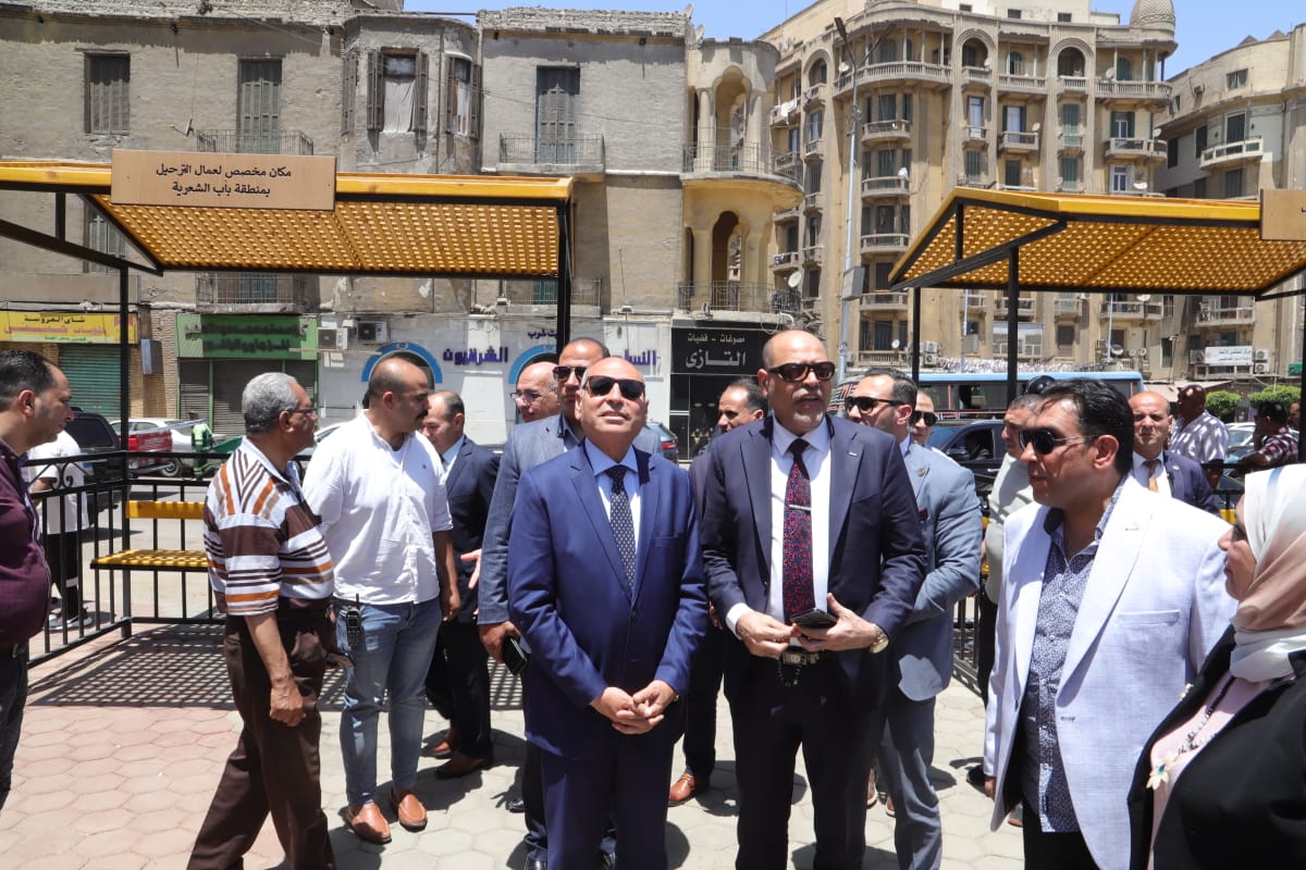 وزير العمل ومحافظ القاهرة يتفقدان أماكن انتظار لائقة لعمال التراحيل بباب الشعرية <br alt=
