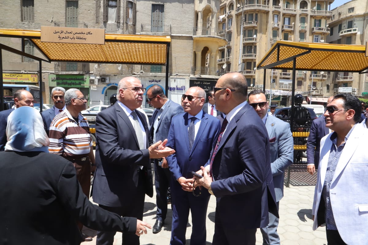 وزير العمل ومحافظ القاهرة يتفقدان أماكن انتظار لائقة لعمال التراحيل بباب الشعرية <br alt=