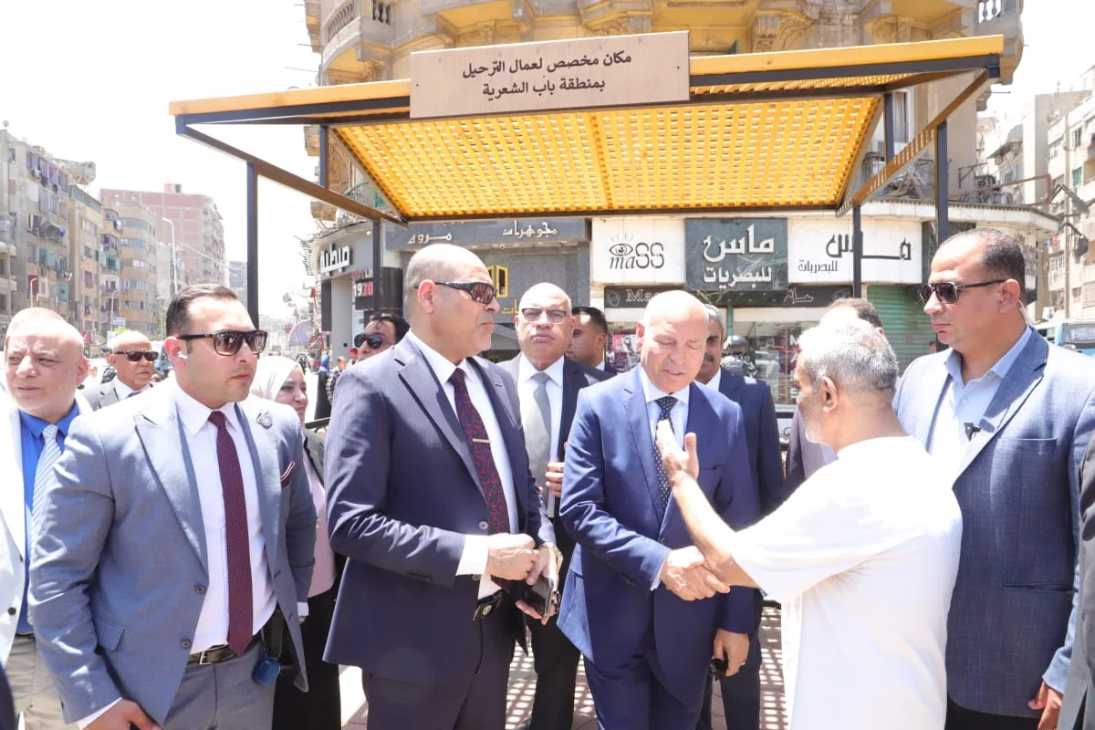 وزير العمل ومحافظ القاهرة يتفقدان أماكن انتظار لائقة لعمال التراحيل بباب الشعرية