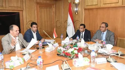 محافظ قنا يلتقي نواب البرلمان لبحث ملفات التنمية وتعزيز التعاون المشترك