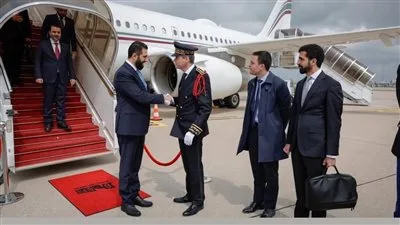 رسائل سياسية أم بروتوكول|سجادة حمراء قصيرة خلال استقبال الشرع في فرنسا تثير الجدل.. ما القصة؟