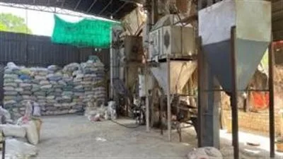 ضبط مصنع لإنتاج أعلاف مغشوشة بالقليوبية والتحفظ 56 طن مواد مجهولة المصدر