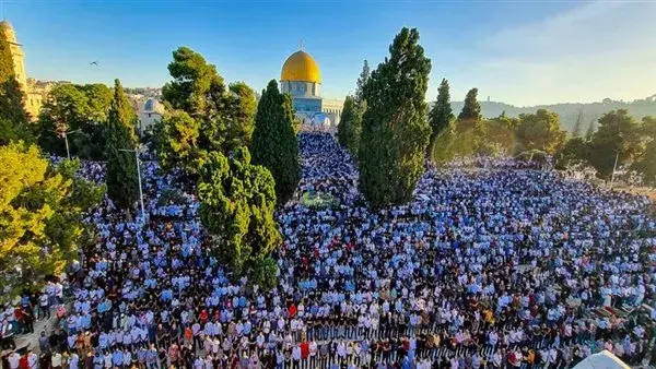 عشرات الآلاف يؤدون صلاة الجمعة في المسجد الأقصى المبارك