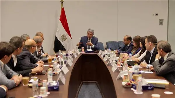 وزير السياحة والآثار يتابع تطوير منظومة التشغيل التجريبي للخدمات السياحية بمنطقة أهرامات الجيزة