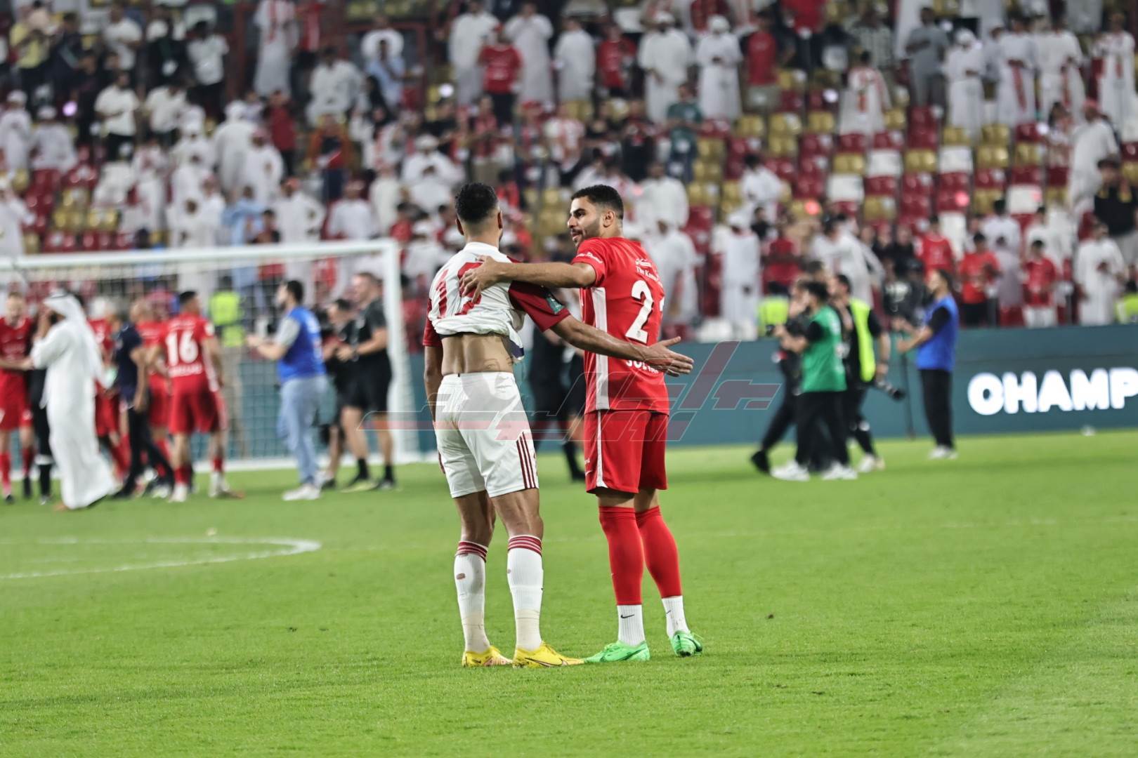 تُوّج نادي شباب الأهلي بلقب كأس رئيس دولة الإمارات لكرة القدم لموسم 2024-2025، بعد فوزه على الشارقة بنتيجة 2-1 في المباراة النهائية التي أُقيمت مساء الجمعة على استاد محمد بن زايد في أبوظبي.