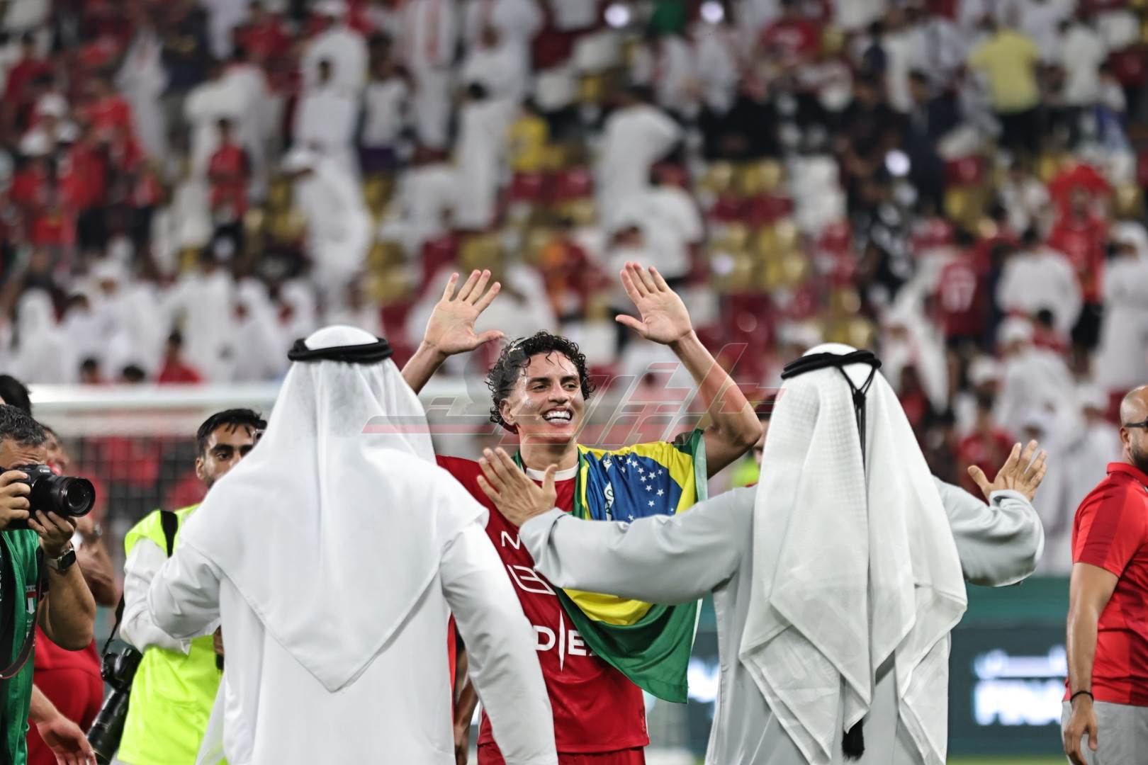 تُوّج نادي شباب الأهلي بلقب كأس رئيس دولة الإمارات لكرة القدم لموسم 2024-2025، بعد فوزه على الشارقة بنتيجة 2-1 في المباراة النهائية التي أُقيمت مساء الجمعة على استاد محمد بن زايد في أبوظبي.