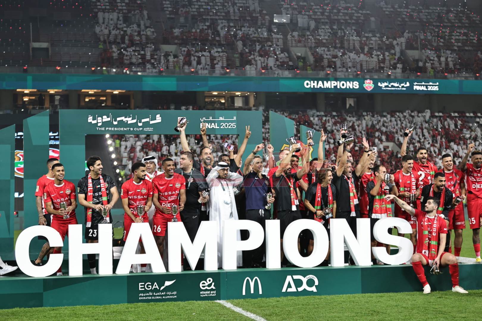 تُوّج نادي شباب الأهلي بلقب كأس رئيس دولة الإمارات لكرة القدم لموسم 2024-2025، بعد فوزه على الشارقة بنتيجة 2-1 في المباراة النهائية التي أُقيمت مساء الجمعة على استاد محمد بن زايد في أبوظبي.