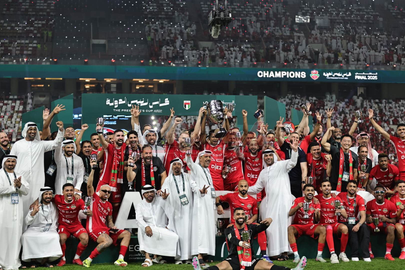 تُوّج نادي شباب الأهلي بلقب كأس رئيس دولة الإمارات لكرة القدم لموسم 2024-2025، بعد فوزه على الشارقة بنتيجة 2-1 في المباراة النهائية التي أُقيمت مساء الجمعة على استاد محمد بن زايد في أبوظبي.