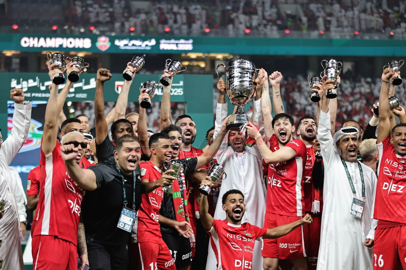 تُوّج نادي شباب الأهلي بلقب كأس رئيس دولة الإمارات لكرة القدم لموسم 2024-2025، بعد فوزه على الشارقة بنتيجة 2-1 في المباراة النهائية التي أُقيمت مساء الجمعة على استاد محمد بن زايد في أبوظبي.