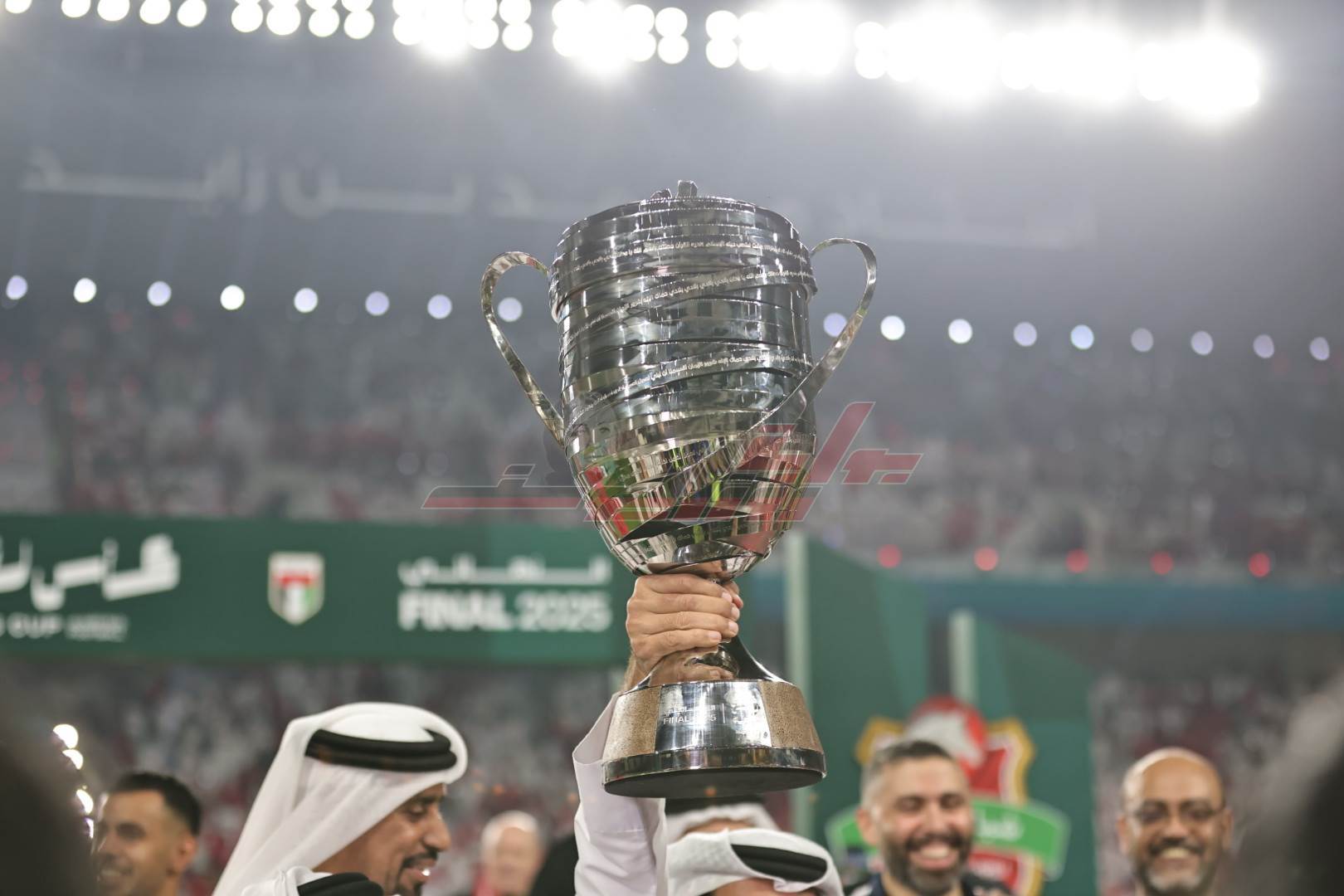 تُوّج نادي شباب الأهلي بلقب كأس رئيس دولة الإمارات لكرة القدم لموسم 2024-2025، بعد فوزه على الشارقة بنتيجة 2-1 في المباراة النهائية التي أُقيمت مساء الجمعة على استاد محمد بن زايد في أبوظبي.