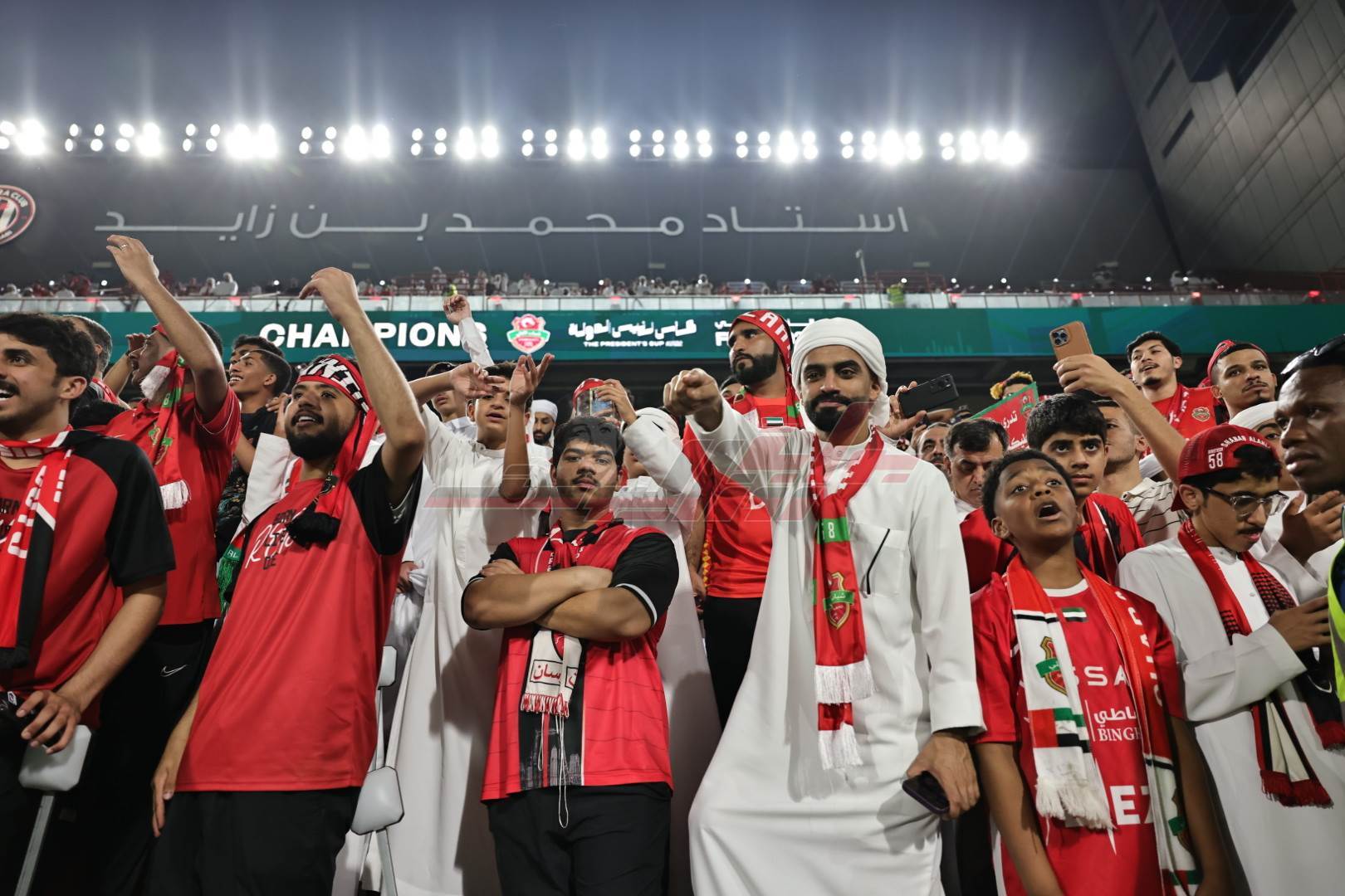 تُوّج نادي شباب الأهلي بلقب كأس رئيس دولة الإمارات لكرة القدم لموسم 2024-2025، بعد فوزه على الشارقة بنتيجة 2-1 في المباراة النهائية التي أُقيمت مساء الجمعة على استاد محمد بن زايد في أبوظبي.