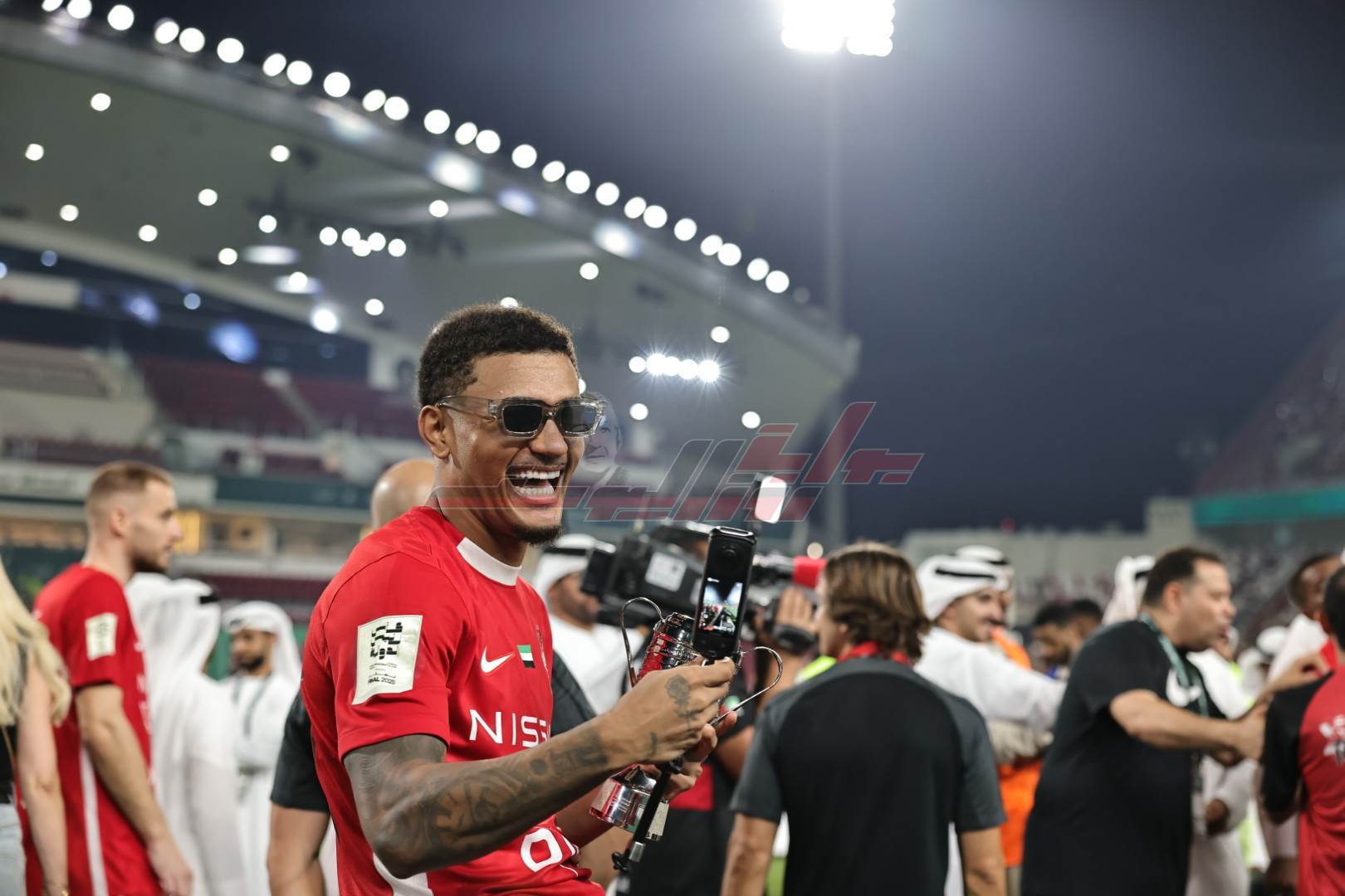 تُوّج نادي شباب الأهلي بلقب كأس رئيس دولة الإمارات لكرة القدم لموسم 2024-2025، بعد فوزه على الشارقة بنتيجة 2-1 في المباراة النهائية التي أُقيمت مساء الجمعة على استاد محمد بن زايد في أبوظبي.