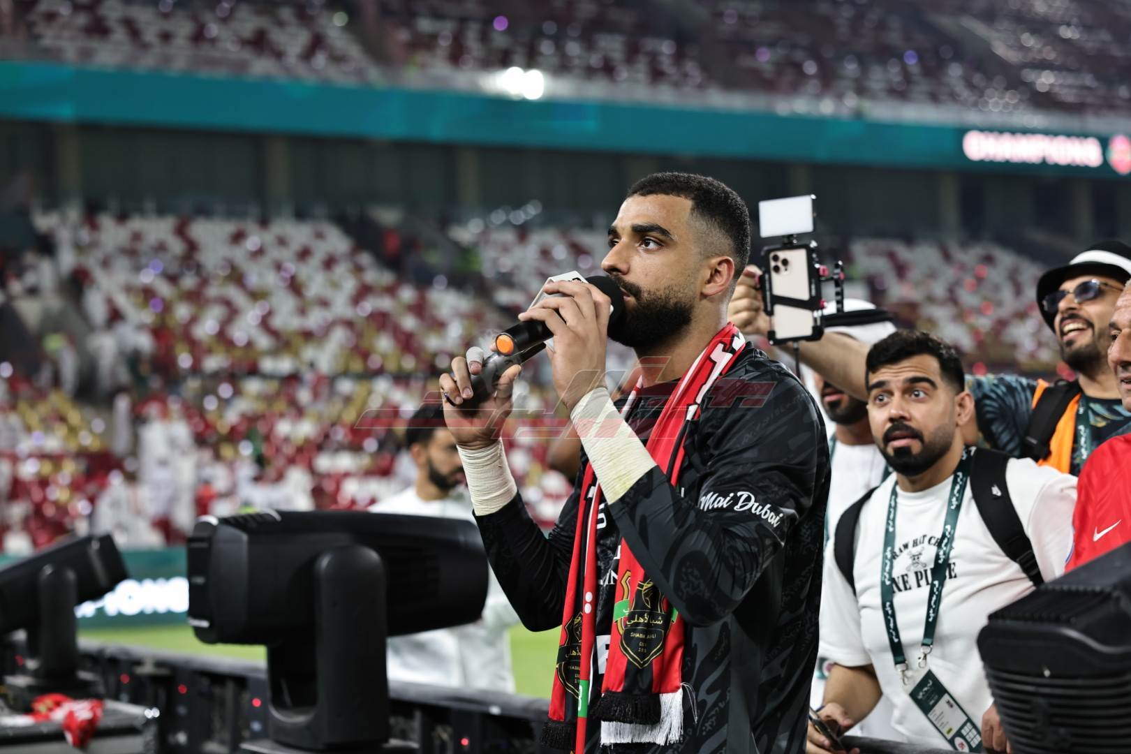 تُوّج نادي شباب الأهلي بلقب كأس رئيس دولة الإمارات لكرة القدم لموسم 2024-2025، بعد فوزه على الشارقة بنتيجة 2-1 في المباراة النهائية التي أُقيمت مساء الجمعة على استاد محمد بن زايد في أبوظبي.
