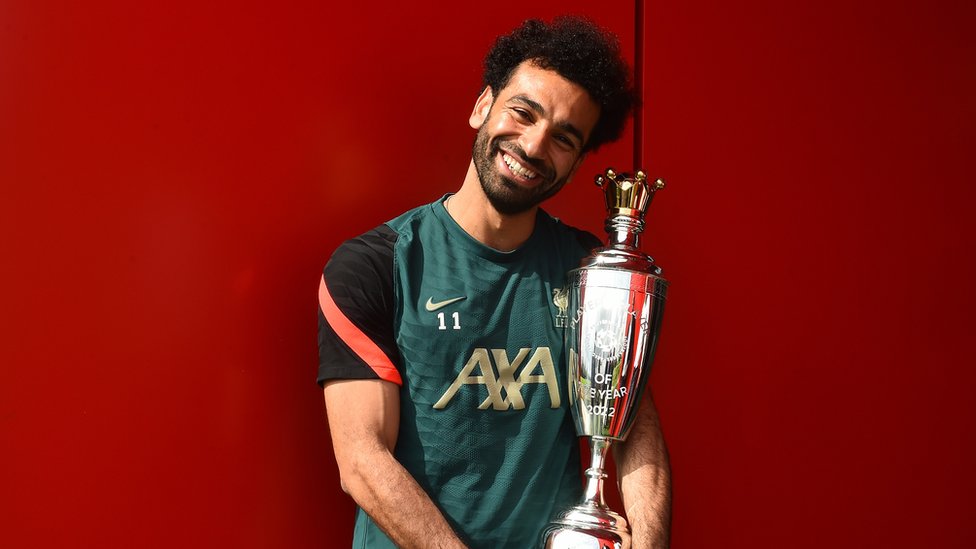 محمد صلاح رفقة جائزة أفضل لاعب بالدوري الإنجليزي