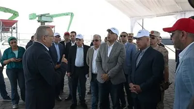 رئيس الوزراء يتفقد مشروعي «رووتس» و«سكاي للموانيء»