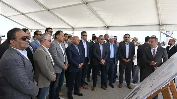 رئيس الوزراء يتفقد محطة دحرجة السيارات RORO