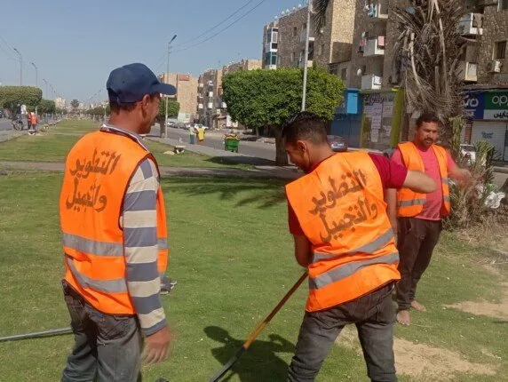 مواصلة أعمال رفع كفاءة المسطحات الخضراء بمداخل ومخارج الإسماعيلية