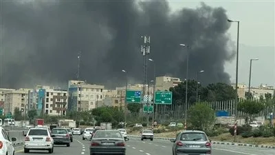 حريق هائل يلتهم مصنع بلاستيك بالمنطقة الصناعية بأكتوبر ويمتد إلى مخزن ومسجد مجاور