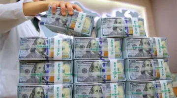 مستشار حكومي يوضح السبب وراء انخفاض الدولار مقابل الدينار