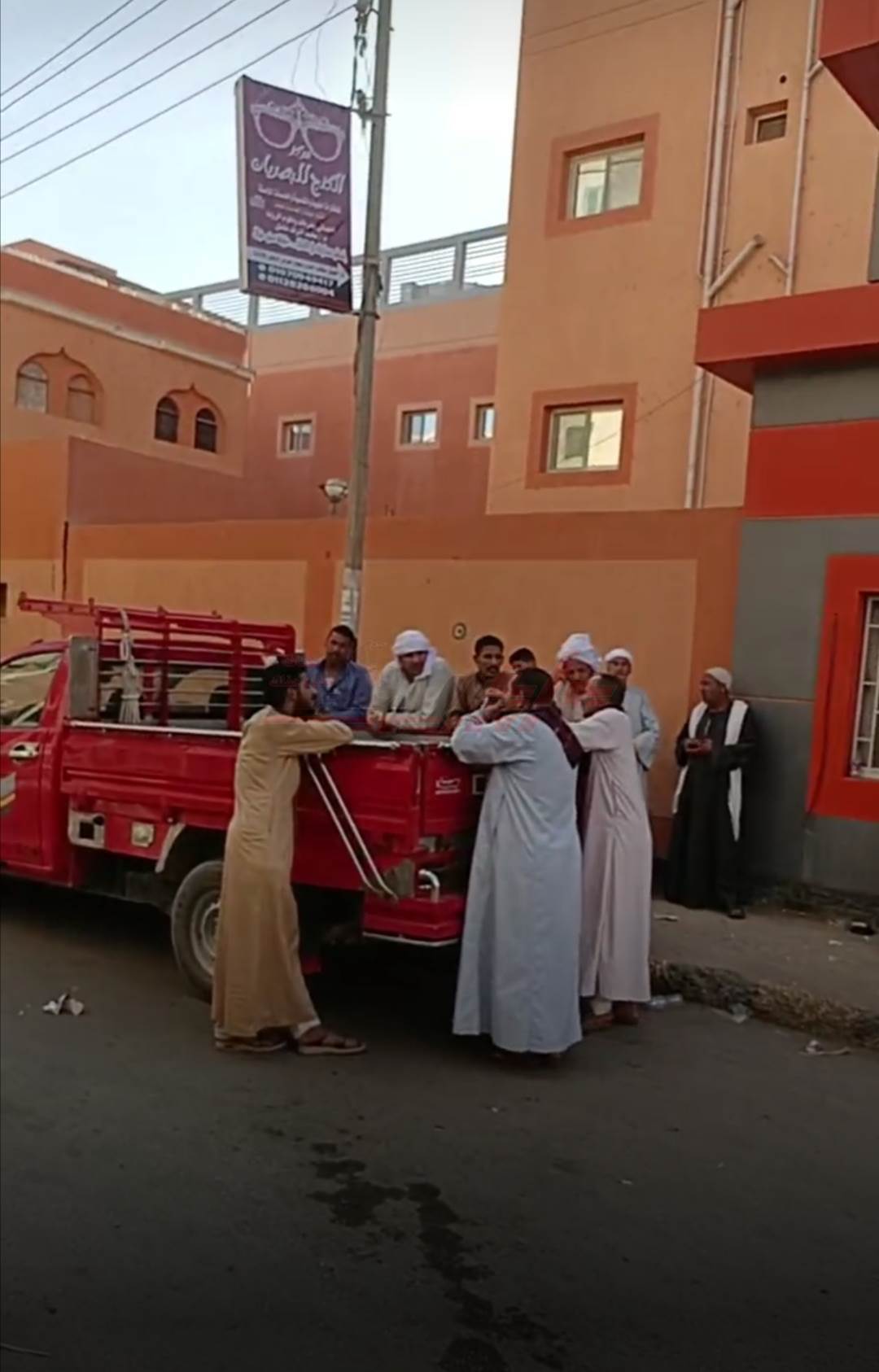الأهالى ينتظرون أمام المستشفى