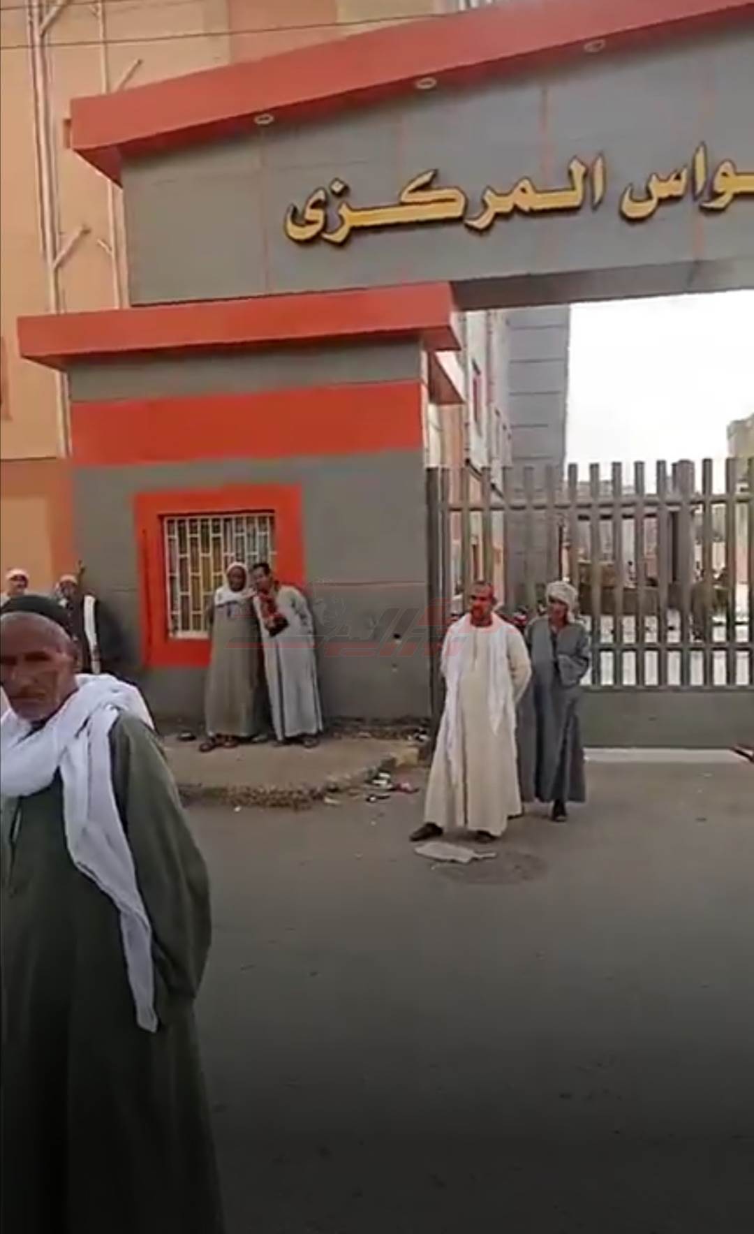 الأهالى ينتظرون أمام المستشفى