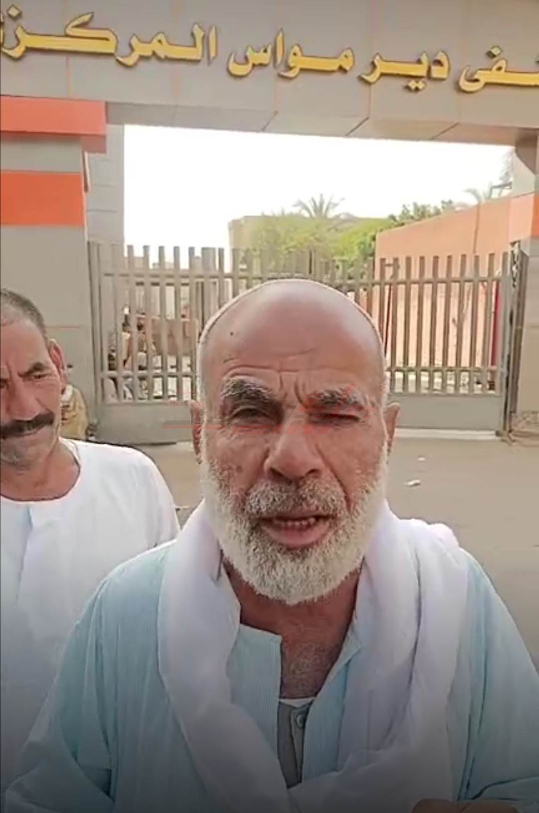 الأهالى ينتظرون أمام المستشفى