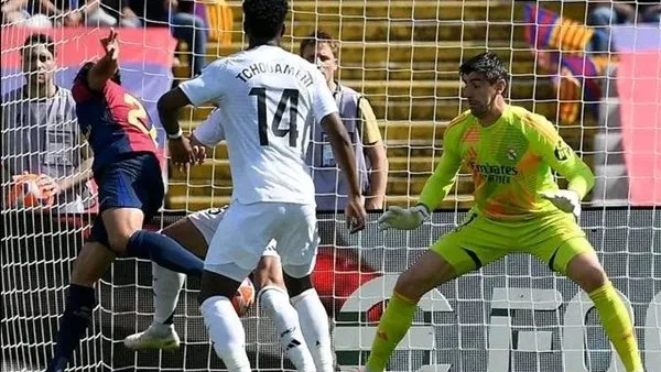 برشلونة يلامس الليجا الإسباني بعد الفوز على ريال مدريد في مباراة مجنونة