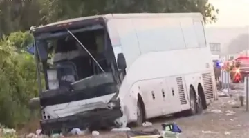 شخص يُقتل و32 مصابًا في حادث تصادم بين حافلة سياحية وسيارة على طريق سريع في لوس أنجلوس.