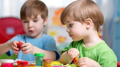 الأم الحاضنة تستعيد حق أطفالها في التعليم المستقر.. القانون يحمي مستقبل الأجيال بعد الطلاق