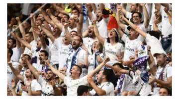 جماهير مدريد الغاضبة تحمل لافتة استفزازية ضد أنشيلوتي ونجوم الفريق.