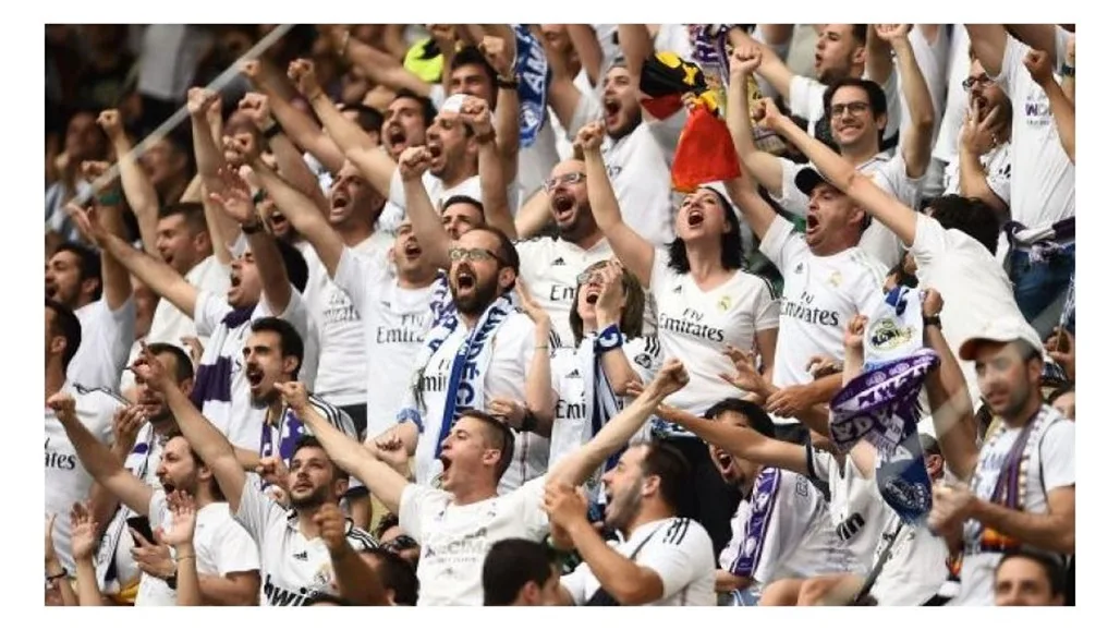 جماهير مدريد الغاضبة تحمل لافتة استفزازية ضد أنشيلوتي ونجوم الفريق. جماهير مدريد الغاضبة تحمل لافتة استفزازية ضد أنشيلوتي ونجوم الفريق.
