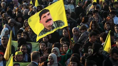 بعد صراع طويل في تركيا: “حزب العمال الكردستاني” يعلن عن تفكيك نفسه وتسليم السلاح.