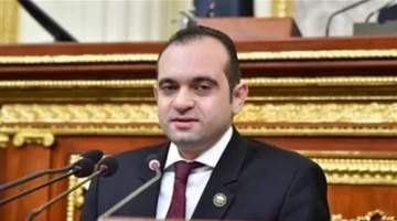 النائب كريم بدر يقدم خلال الجلسة العامة تقرير لجنة الصحة حول تعديلات ممارسة مهنة الصيدلة.