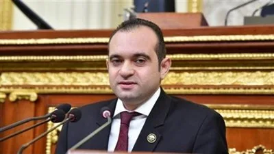 النائب كريم بدر يقدم خلال الجلسة العامة تقرير لجنة الصحة حول تعديلات ممارسة مهنة الصيدلة.