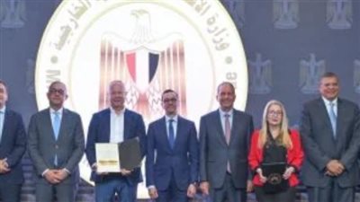 وزير الاستثمار يوزع 6 رخص ذهبية جديدة لمشروعات استثمارية استراتيجية متنوعة.