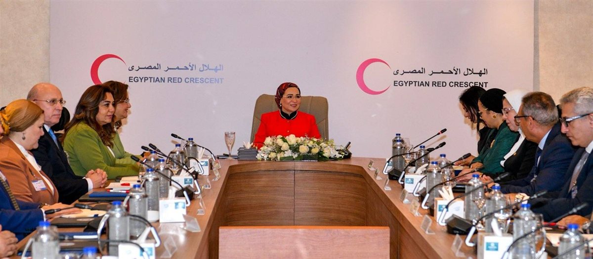السيدة انتصار السيسي مع <span style=