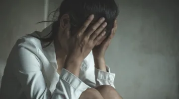 اكتشاف شقيقتين محبوستين في سجن خاص غير نظيف بعد اعتداء والدهما عليهما.
