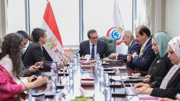 وزير الصحة يناقش مع وفد البنك الدولي تعزيز الشراكة في مجال التنمية البشرية. وزير الصحة يناقش مع وفد البنك الدولي تعزيز الشراكة في مجال التنمية البشرية.