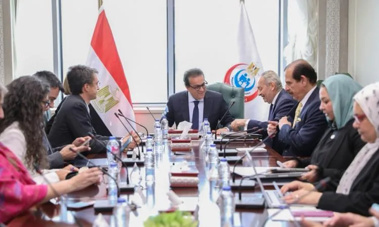 وزير الصحة يناقش مع وفد البنك الدولي تعزيز الشراكة في قضايا التنمية البشرية وزير الصحة يناقش مع وفد البنك الدولي تعزيز الشراكة في قضايا التنمية البشرية