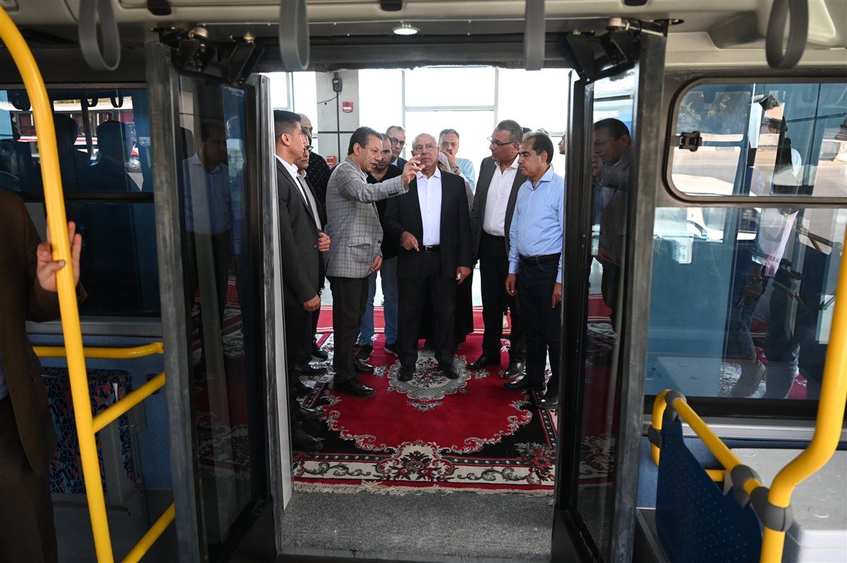 كامل الوزير يستقل الأتوبيس الترددي