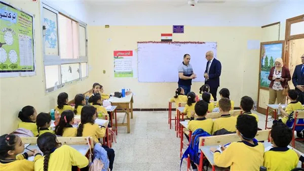 صور: وزير التعليم يقوم بزيارة غير متوقعة لمدارس الحوامدية