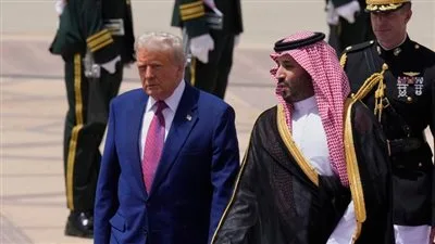 «رئيس الولايات المتحدة في زيارة إلى الرياض».. ما الدلالة وراء ارتداء ترامب رابطة عنق بلون بنفسجي أثناء زيارته للسعودية؟