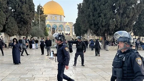 تحت حماية قوات الاحتلال، عشرات المستوطنين يهاجمون المسجد الأقصى.