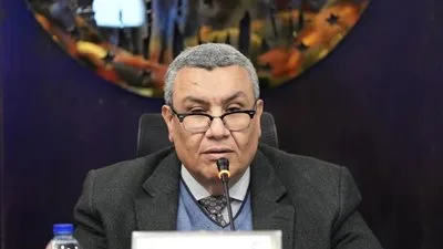 النائب مصطفى سالم يعبّر عن dissatisfaction بأداء وزارة الشباب ويشير إلى أن هناك ملاعب بدأت العمل عليها منذ عشر سنوات ولم تُستكمل بعد.