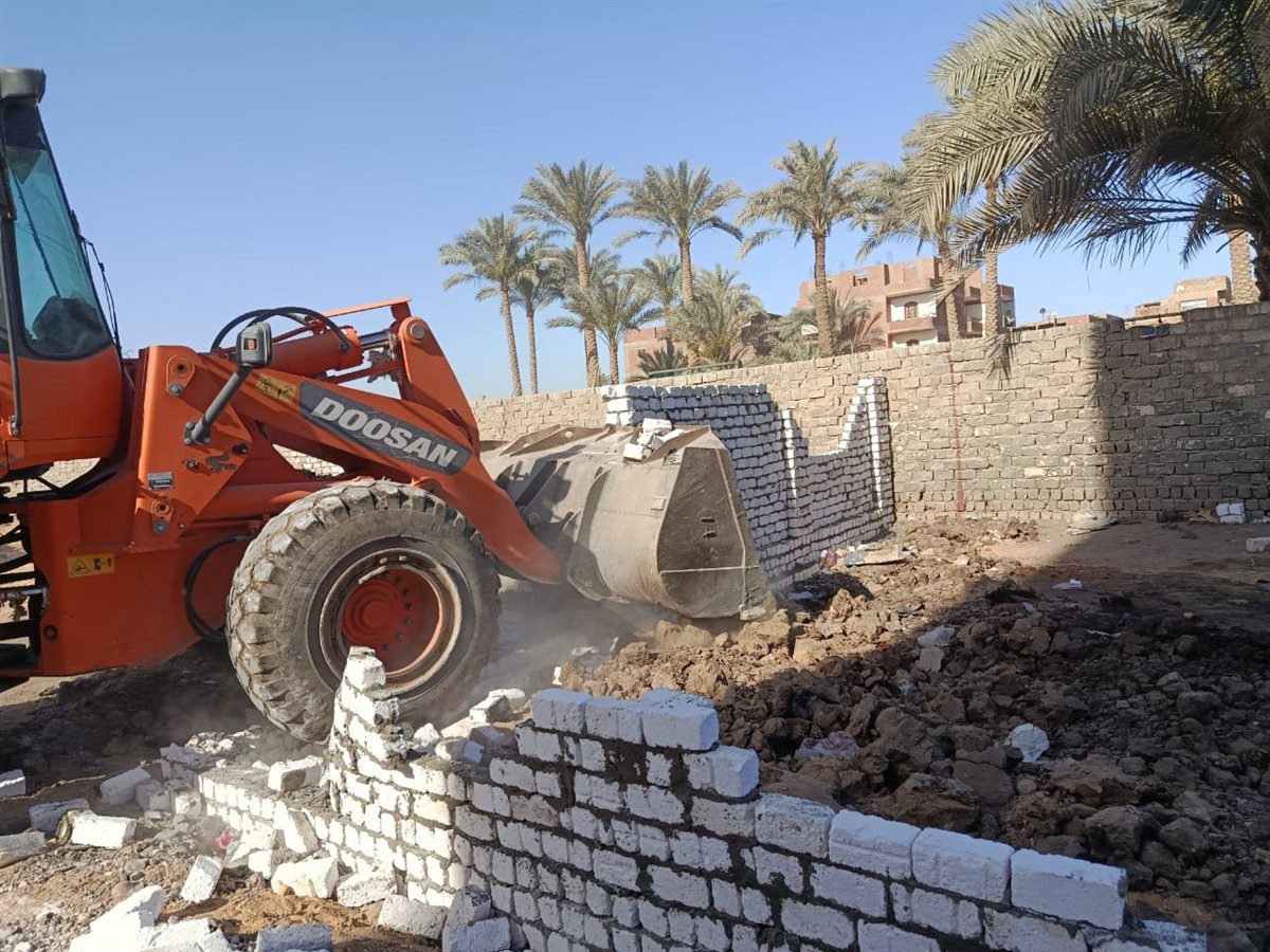  إزالة 21 حالة تعدٍ بالبناء المخالف على الأراضي الزراعية