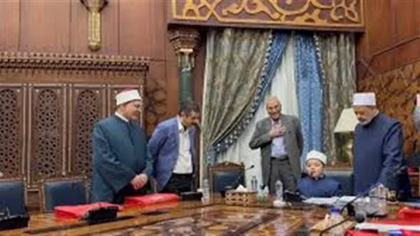 تفاصيل تخليد شيخ الأزهر لطفل وإصغائه له واقفًا