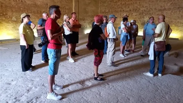 بالتفصيل.. مجموعة سياحية تستكشف آثار بني حسن في المنيا