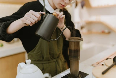 أنزلي بحبة من القهوة المبيضة + الهيل على باقي المكونات
