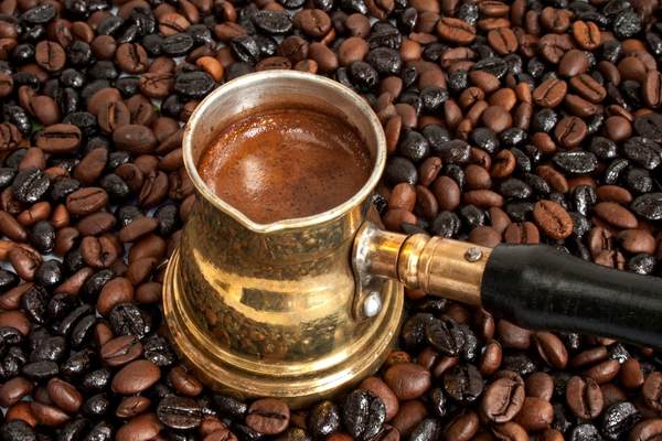 ضعي القهوة على نار هادئة لمدة 20 دقيقة، ثم ضعيها في الكوب، لكي تكون جاهزة لأسرتك.